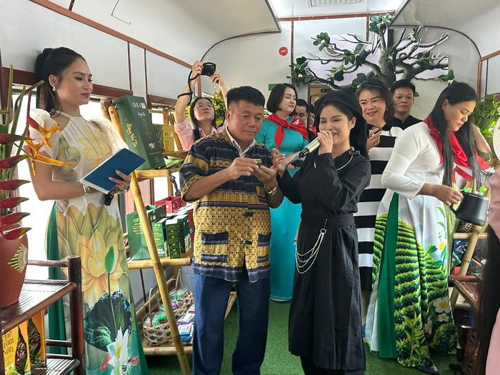 Trên hành trình trải nghiệm, du khách được thưởng thức nghệ thuật và nghe giới thiệu về văn hóa trà Thái Nguyên. Ảnh: Hoàng Lân