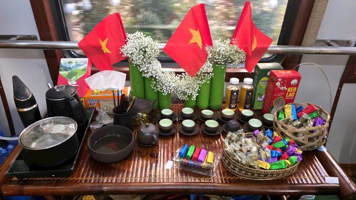 Góc không gian giới thiệu trà Thái Nguyên trên tàu. Ảnh: Hoàng Lân