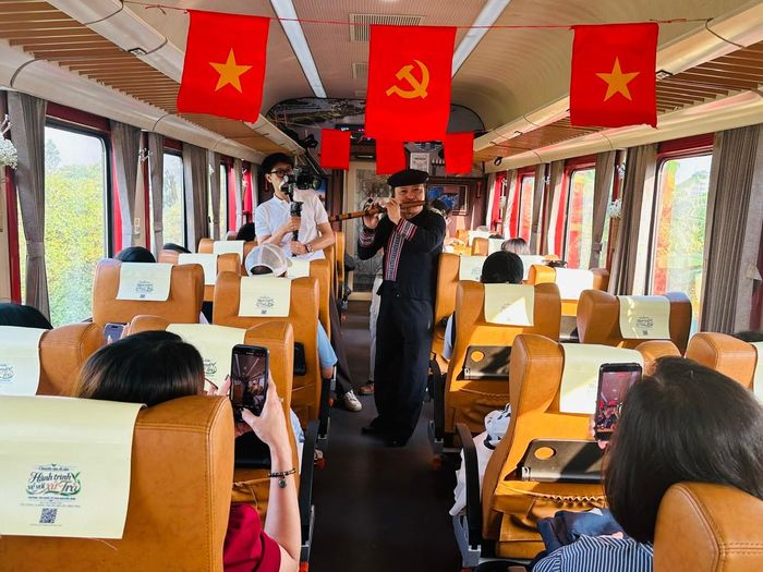 Trong các toa tàu, du khách được thưởng thức âm nhạc. Ảnh: Hoàng Lân