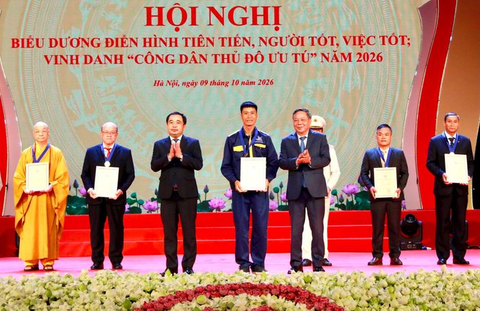 Bí thư Thành ủy Hà Nội Trần Đức Thắng và Phó Bí thư Thành ủy Hà Nội Nguyễn Văn Phong trao danh hiệu "Công dân Thủ đô ưu tú" năm 2026 tặng ông Phạm Thành Trung. Ảnh: Thành Thái