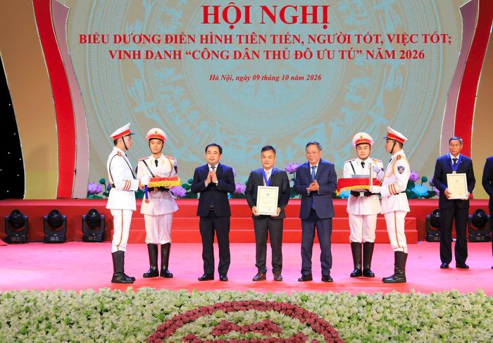 Bí thư Thành ủy Hà Nội Trần Đức Thắng và Phó Bí thư Thành ủy Hà Nội Nguyễn Văn Phong trao danh hiệu "Công dân Thủ đô ưu tú" năm 2026 tặng Nghệ nhân ưu tú Đào Việt Bình. Ảnh: Thành Thái