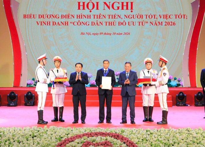 Bí thư Thành ủy Hà Nội Trần Đức Thắng và Phó Bí thư Thành ủy Hà Nội Nguyễn Văn Phong trao danh hiệu "Công dân Thủ đô ưu tú" năm 2026 tặng Anh hùng Lao động Mai Đức Chung. Ảnh: Thành Thái