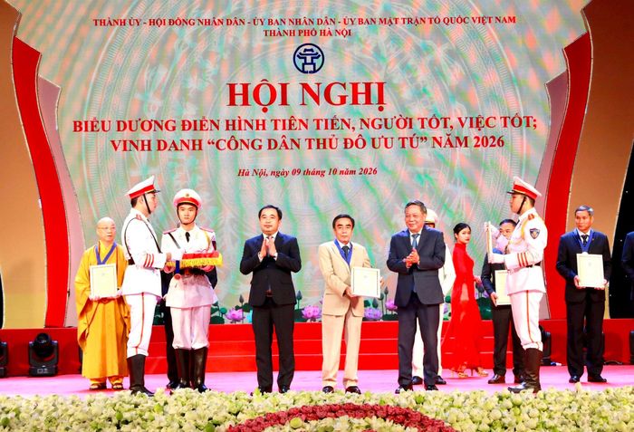 Bí thư Thành ủy Hà Nội Trần Đức Thắng và Phó Bí thư Thành ủy Hà Nội Nguyễn Văn Phong trao danh hiệu "Công dân Thủ đô ưu tú" năm 2026 tặng ông Ngô Quang Khải. Ảnh: Thành Thái
