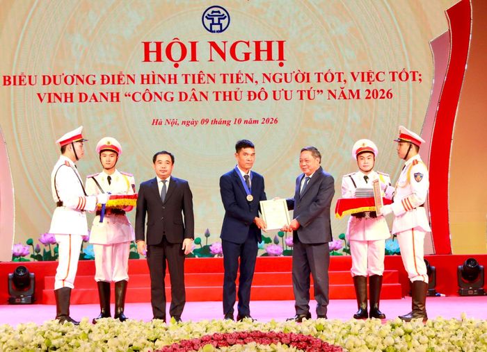 Bí thư Thành ủy Hà Nội Trần Đức Thắng và Phó Bí thư Thành ủy Hà Nội Nguyễn Văn Phong trao danh hiệu “Công dân Thủ đô ưu tú” tặng ông Bùi Văn Khá. Ảnh: Thành Thái