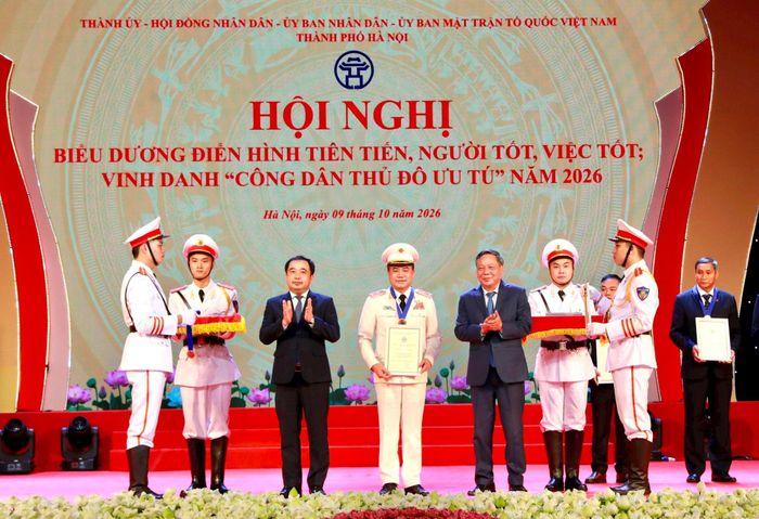 Bí thư Thành ủy Hà Nội Trần Đức Thắng và Phó Bí thư Thành ủy Hà Nội Nguyễn Văn Phong trao danh hiệu "Công dân Thủ đô ưu tú" năm 2026 tặng Giám đốc Công an thành phố Hà Nội Nguyễn Thanh Tùng. Ảnh: Thành Thái