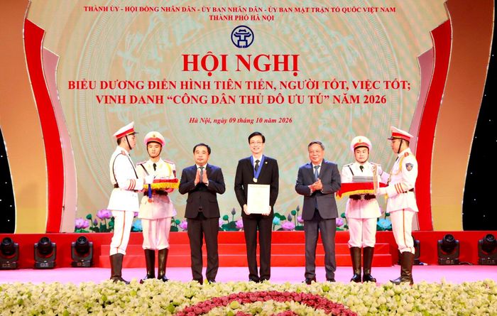 Bí thư Thành ủy Hà Nội Trần Đức Thắng và Phó Bí thư Thành ủy Hà Nội Nguyễn Văn Phong trao danh hiệu "Công dân Thủ đô ưu tú" năm 2026 tặng PGS.TS Y học, Thầy thuốc nhân dân Nguyễn Quang Bình. Ảnh: Thành Thái