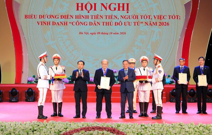 Bí thư Thành ủy Hà Nội Trần Đức Thắng và Phó Bí thư Thành ủy Hà Nội Nguyễn Văn Phong trao danh hiệu "Công dân Thủ đô ưu tú" năm 2026 tặng PGS.TS, Nhà giáo ưu tú Huỳnh Quyết Thắng. Ảnh: Thành Thái