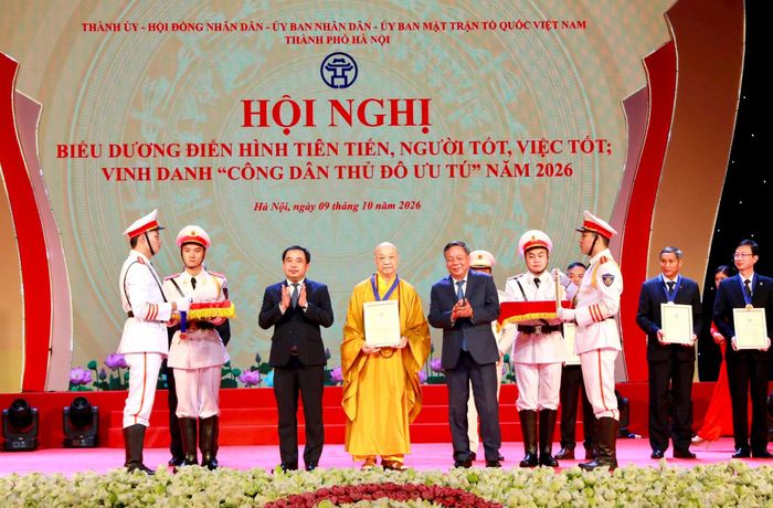 Bí thư Thành ủy Hà Nội Trần Đức Thắng và Phó Bí thư Thành ủy Hà Nội Nguyễn Văn Phong trao danh hiệu "Công dân Thủ đô ưu tú" năm 2026 tặng Hòa thượng Thích Thanh Nhã. Ảnh: Thành Thái