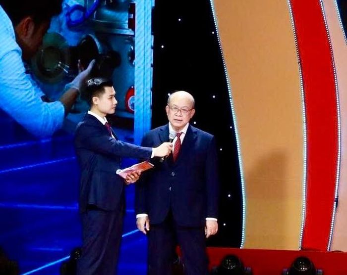 Nhà giáo ưu tú, PGS.TS Huỳnh Quyết Thắng chia sẻ tại cuộc giao lưu. Ảnh: Thành Thái