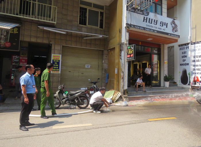 Kiểm tra hệ thống máy bơm nước phục vụ công tác chữa cháy tại một nhà trọ thôn Bầu. Ảnh: PV