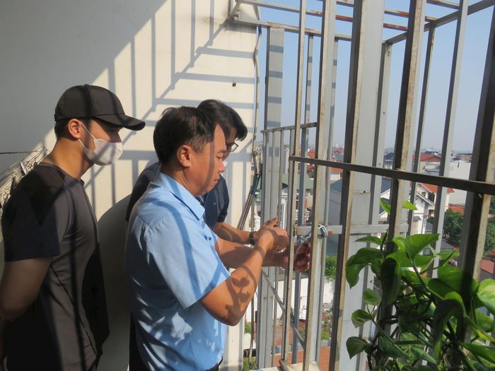 Kiểm tra lối thoát hiểm tại một công trình nhà trọ cao tầng. Ảnh: PV