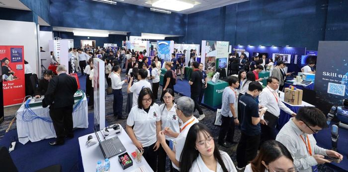 Đông đảo doanh nghiệp, sinh viên tham gia Triển lãm giáo dục và công nghệ giáo dục 2026. Ảnh: NM