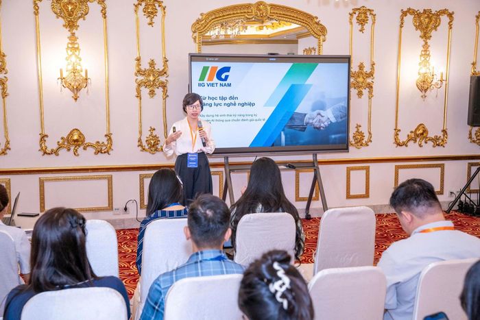 Bà Đoàn Thị Thu Trang, Trưởng phòng Phát triển sản phẩm, Tổ chức giáo dục IIG Việt Nam chia sẻ tại workshop. Ảnh: ND