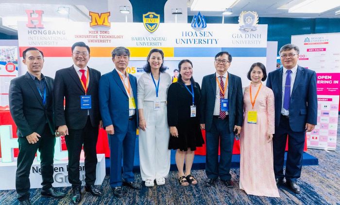 Phó Giáo sư, Tiến sĩ Nguyễn Tuấn Đức, Phó Hiệu trưởng Trường Đại học Hoa Sen (ngoài cùng, tay trái) cùng các chuyên gia tham dự Triển lãm giáo dục và công nghệ giáo dục 2026. Ảnh: MH