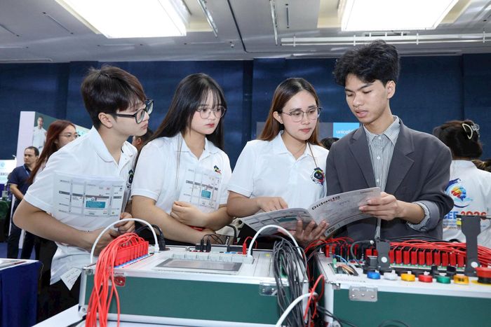 Việc tiếp cận thông tin về nghề nghiệp và thị trường lao động cũng đang thuận lợi hơn nhờ công nghệ. Ảnh: NM