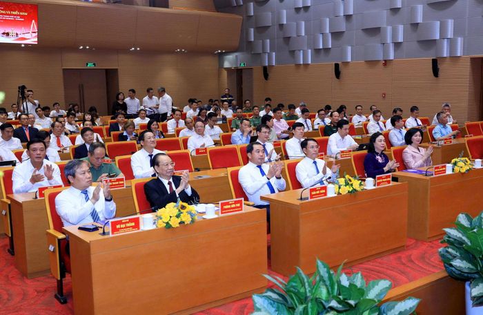 Các đồng chí lãnh đạo, nguyên lãnh đạo thành phố tham dự Lễ khởi công, khánh thành. Ảnh: Viết Thành