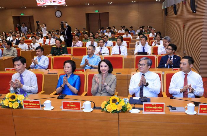 Các đồng chí lãnh đạo, nguyên lãnh đạo thành phố tham dự Lễ khởi công, khánh thành. Ảnh: Viết Thành