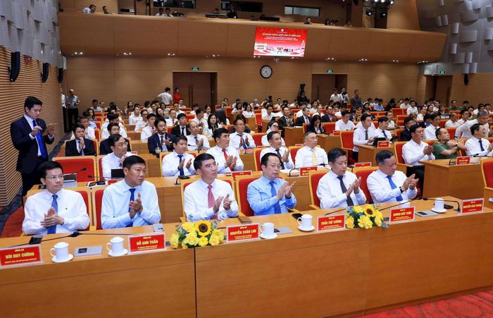Các đồng chí lãnh đạo, nguyên lãnh đạo thành phố tham dự Lễ khởi công, khánh thành. Ảnh: Viết Thành