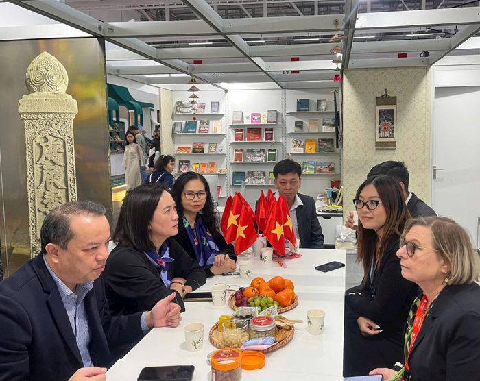 Hình ảnh buổi làm việc với bà Claudia Kaiser, Phó Chủ tịch Hội sách Frankfurt.