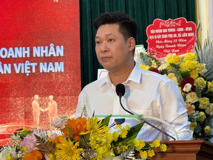 Trưởng phòng Nội vụ - Tư Pháp xã Hoàng Minh Đức biểu dương sự đóng góp của một số doanh nghiệp trên địa bàn.