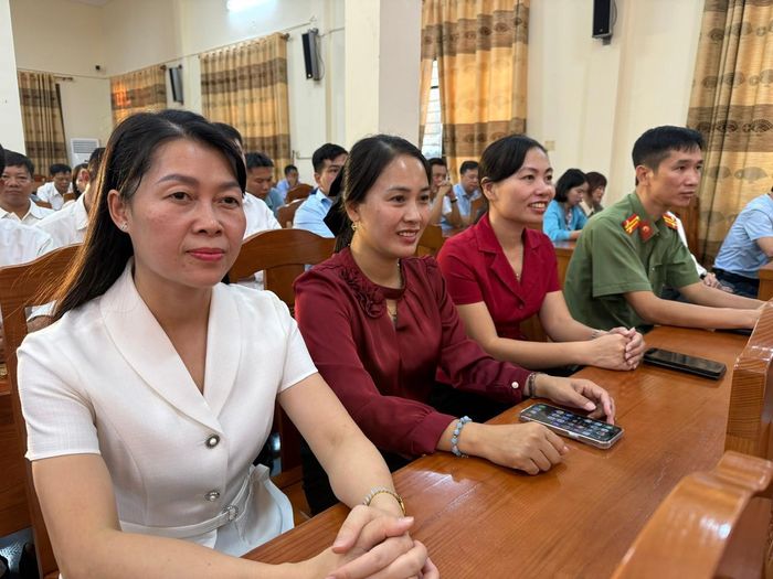 Đại diện các cơ quan của xã tham dự hội nghị.