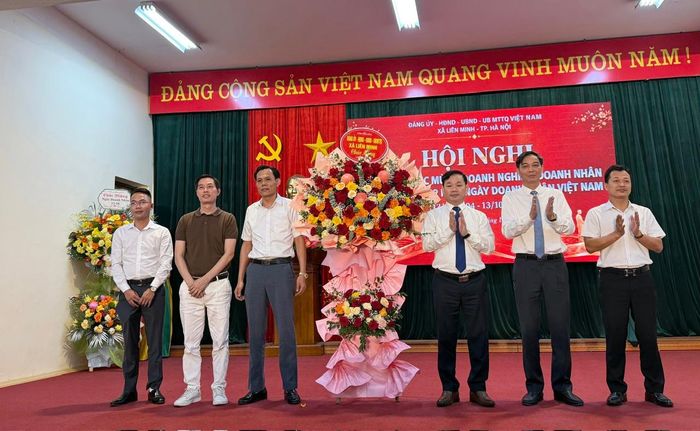 Lãnh đạo xã chúc mừng Hội Doanh nghiệp xã Liên Minh. Ảnh: Kiều Thoan Thu