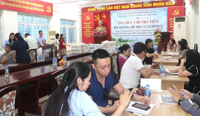 Công tác chi trả diễn ra an toàn, nhanh gọn, đúng pháp luật. Ảnh: Linh Chi