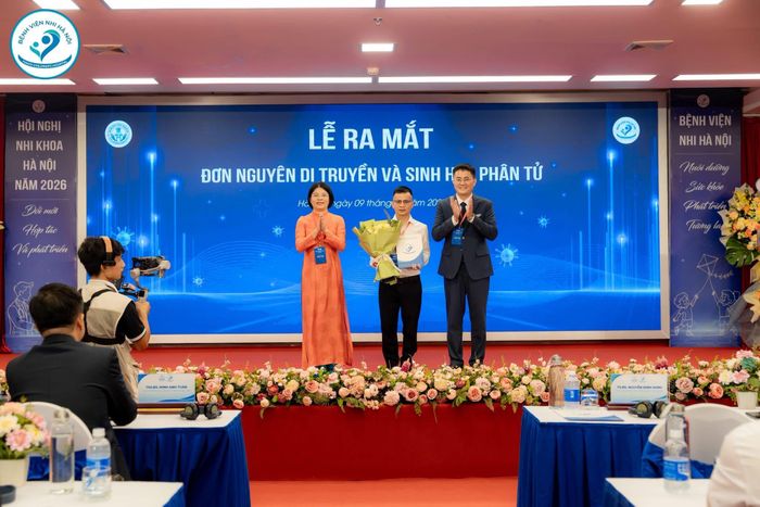Ra mắt và trao quyết định thành lập 3 đơn vị chuyên sâu của Bệnh viện Nhi Hà Nội. Ảnh: BVCC