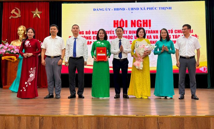 Xã Phúc Thịnh trao quyết định thành lập các cơ sở đảng mới. Ảnh: Thanh Hà
