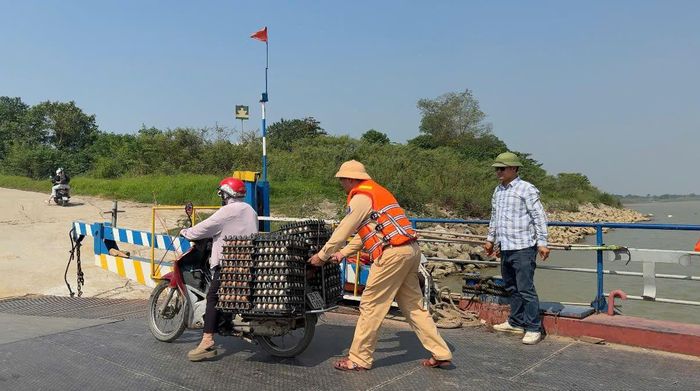 Hình ảnh giúp dân ngoài đời thường của cán bộ, chiến sĩ Cảnh sát giao thông đường thuỷ. Ảnh: Bảo Hân