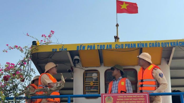 Kiểm tra hệ thống camera trên chuyến phà nối đôi bờ sông Hồng. Ảnh: Bảo Hân