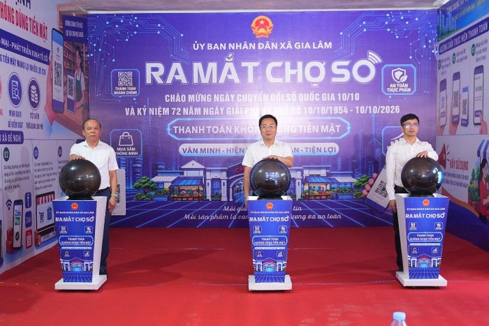 Lãnh đạo xã Gia Lâm thực hiện nghi thức ra mắt mô hình "Chợ số". Ảnh: Hoàng Anh