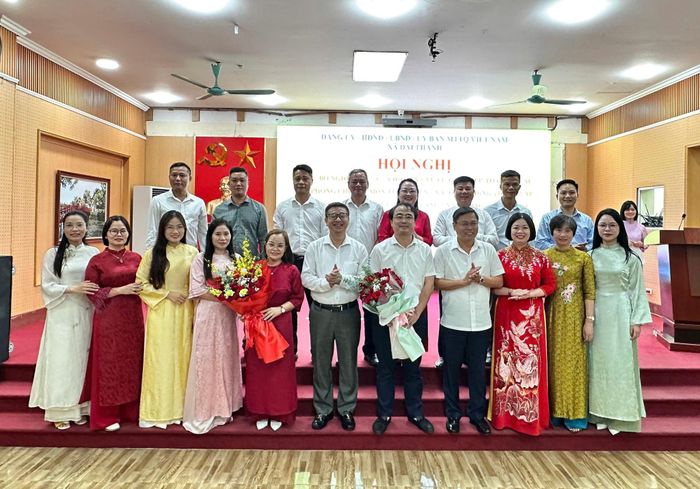 Lãnh đạo xã Đại Thanh chúc mừng các đơn vị mới. Ảnh: PV