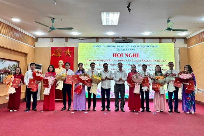 Lãnh đạo xã Đại Thanh trao quyết định về công tác cán bộ tại các phòng, ban. Ảnh: PV