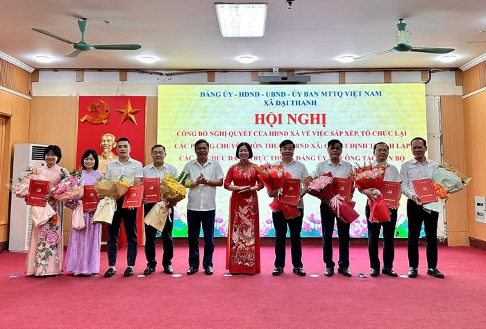 Lãnh đạo xã Đại Thanh trao quyết định về công tác đảng tại các phòng, ban, đơn vị sự nghiệp. Ảnh: PV