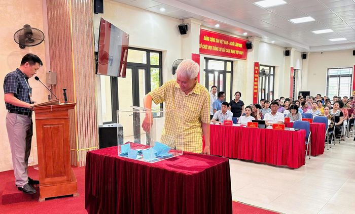 UBND phường Khương Đình đã tổ chức hội nghị bốc thăm căn hộ tái định cư cho các hộ gia đình, cá nhân có đất bị thu hồi để thực hiện dự án. Ảnh: KĐ