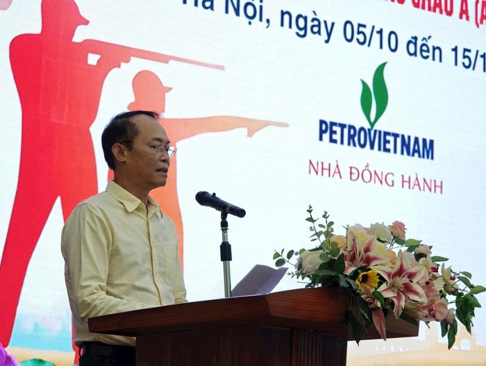 Chủ tịch Liên đoàn Bắn súng Việt Nam Đỗ Văn Bình ghi nhận sự nỗ lực của các VĐV, HLV và chuyên gia trong quá trình chuẩn bị, thi đấu tại ASIAD 20. Ảnh: Ngân Hà