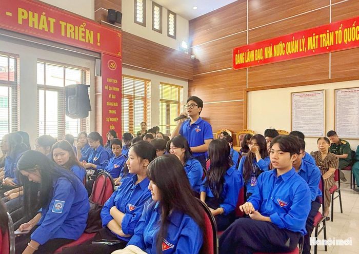 Đoàn viên, thanh niên và học sinh phường Phú Thượng giao lưu với các khách mời, tìm hiểu truyền thống và trách nhiệm của thế hệ trẻ trong sự nghiệp xây dựng, bảo vệ Tổ quốc. Ảnh: Vũ Linh