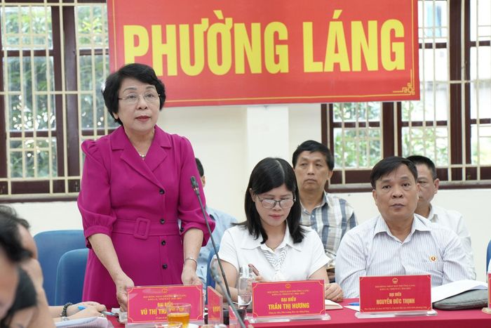 Các đại biểu HĐND đặt câu hỏi chất vấn tới lãnh đạo phường Láng. Ảnh: Phạm Mạnh