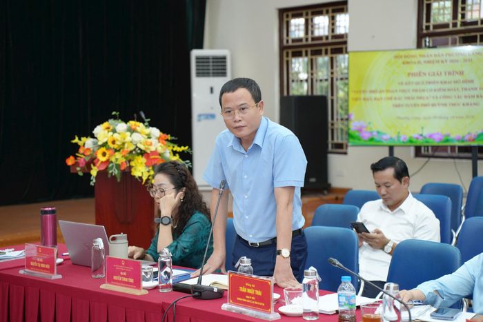 Ông Nguyễn Thanh Tùng, Phó Bí thư Đảng ủy, Chủ tịch UBND phường Láng phát biểu tiếp thu những góp ý của các đại biểu. Ảnh: Phạm Mạnh