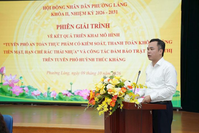 Ông Nguyễn Hồng Dân, Bí thư Đảng ủy, Chủ tịch HĐND phường Láng kỳ vọng từ mô hình tại tuyến phố Huỳnh Thúc Kháng sẽ nhân rộng thêm nhiều tuyến phố khác trên địa bàn. Ảnh: Phạm Mạnh