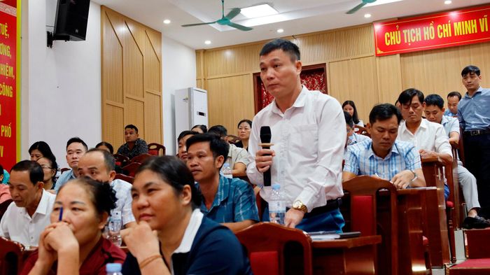 Ông Lê Văn - Trưởng thôn Hoàng Kim phát biểu tại hội nghị. Ảnh: Hồng Giang