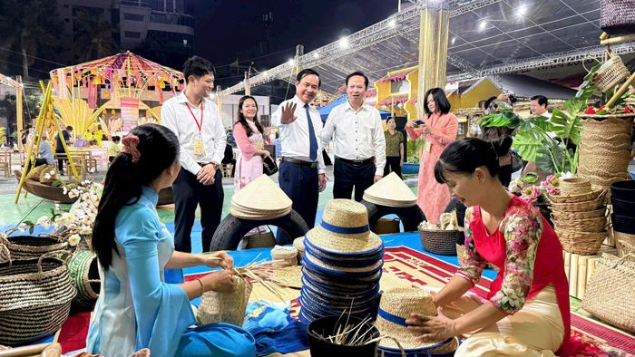 Đến với hội chợ, người dân có thể xem nghệ nhân trình diễn nghề truyền thống. Ảnh: Yến Bùi