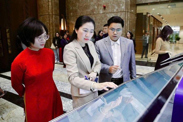 Trải nghiệm ứng dụng chuyển đổi số dùng chung 3 cấp trong các cơ quan Đảng, chính quyền, đoàn thể thành phố Hà Nội. Ảnh: Viết Thành