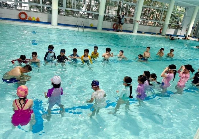 Môn bơi luôn thu hút đông đảo học viên vào mỗi dịp hè. Ảnh: Giảng Võ