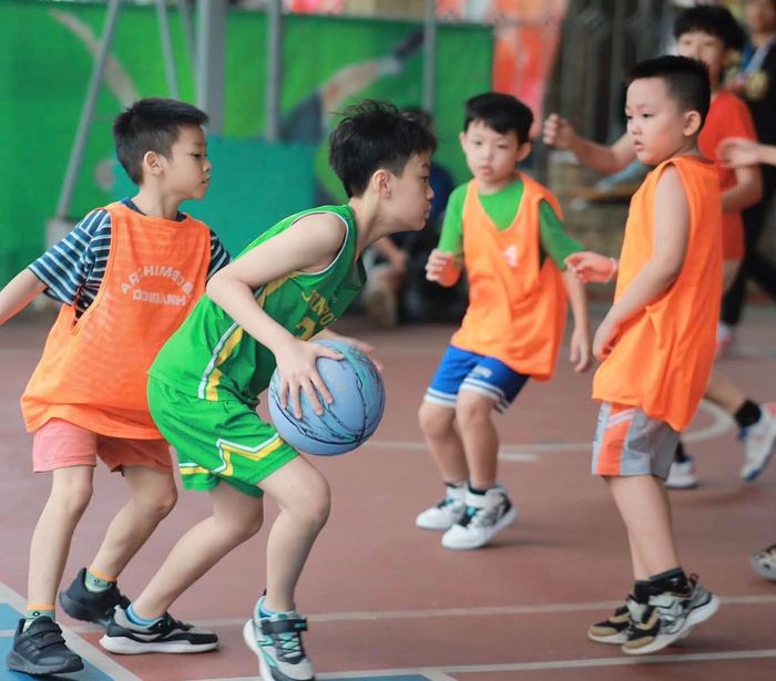 Nhiều em nhỏ thích thú khi tập bóng rổ tại "Trường 10-10". Ảnh: Giảng Võ.