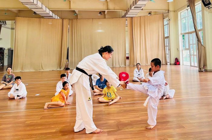 Các võ sinh nhí tập luyện môn taekwondo. Ảnh: Giảng Võ
