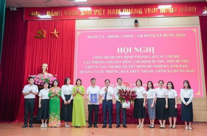 Lãnh đạo xã Hưng Đạo trao quyết định thành lập Phòng Văn hóa - Xã hội. Ảnh: Minh Anh