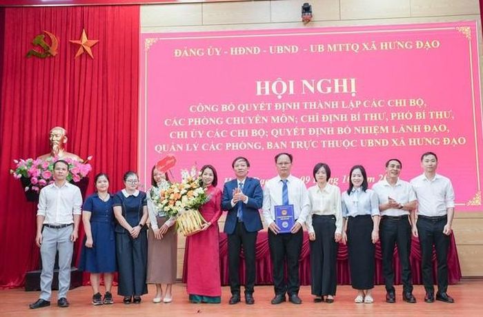 Lãnh đạo xã Hưng Đạo trao quyết định thành lập Phòng Kinh tế. Ảnh: Minh Anh