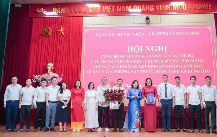 Lãnh đạo xã Hưng Đạo trao quyết định thành lập Phòng Hạ tầng - Nông nghiệp và Môi trường. Ảnh: Minh Anh